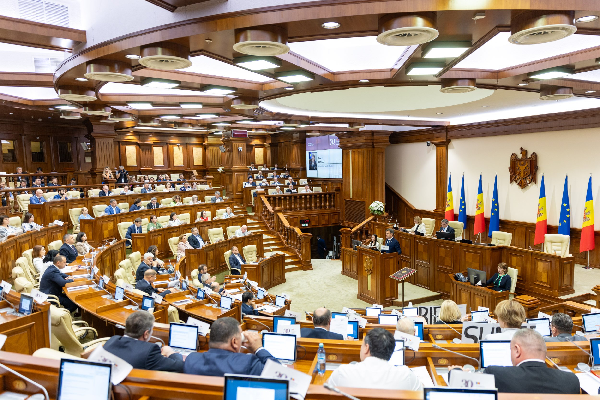 Prim-ministrul Dorin Recean, la 30 de ani de la adoptarea Constituției: ”Aniversarea coincide cu schimbările prin care construim cu fermitate calea noastră de integrare europeană”
