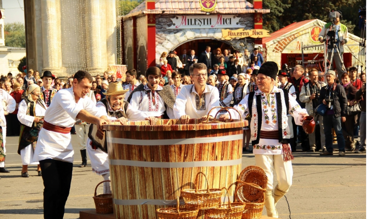 Ziua Națională a Vinului va reuni pe 5 și 6 octombrie circa 100 de producători autohtoni de vinuri în Piața Marii Adunări Naționale