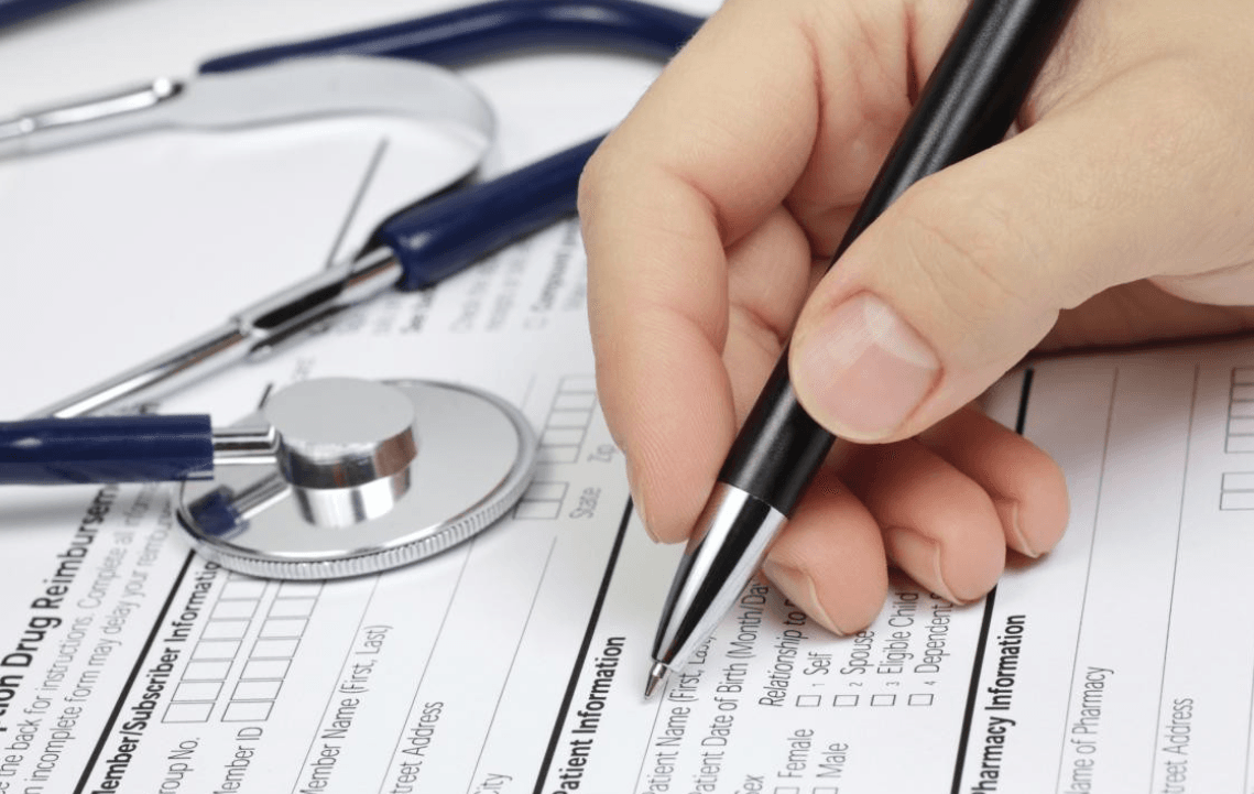 Moldovenii care se află peste hotare mai mult de 183 de zile pe an nu sunt obligați să achite prima de asigurare medicală
