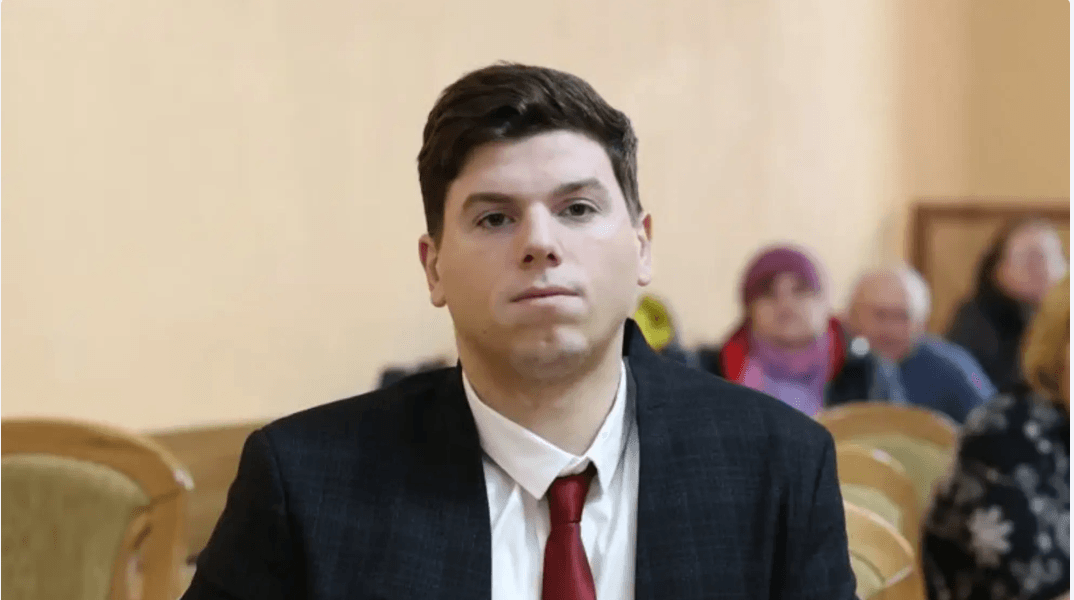 VIDEO//(+18) Un consilier municipal PAS înjură în spațiul public: „Ștefan cel Mare este urmașul dinastiei Mușatinilor, ești dal****b?” Reacția PAS