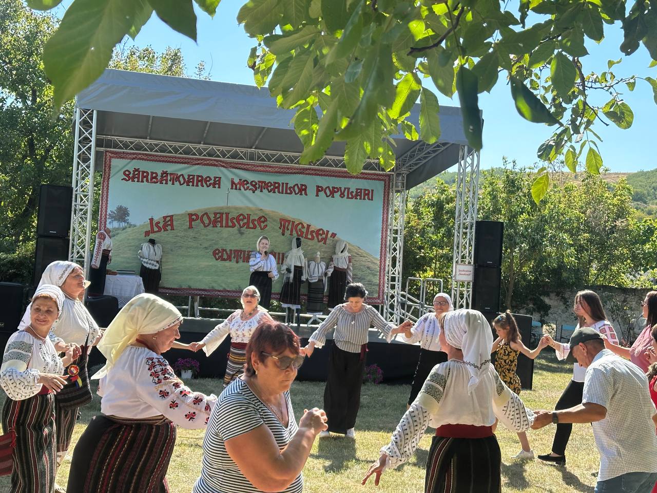 FOTO// Festivalul „La Poalele Țiglei” 2025. Văsieni a găzduit ediția a XVIII-a a Sărbătorii Meșterilor Populari de Adormirea Maicii Domnului