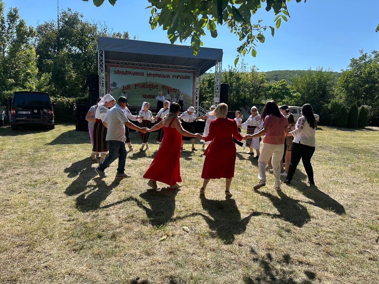 FOTO// Festivalul „La Poalele Țiglei” 2025. Văsieni a găzduit ediția a XVIII-a a Sărbătorii Meșterilor Populari de Adormirea Maicii Domnului