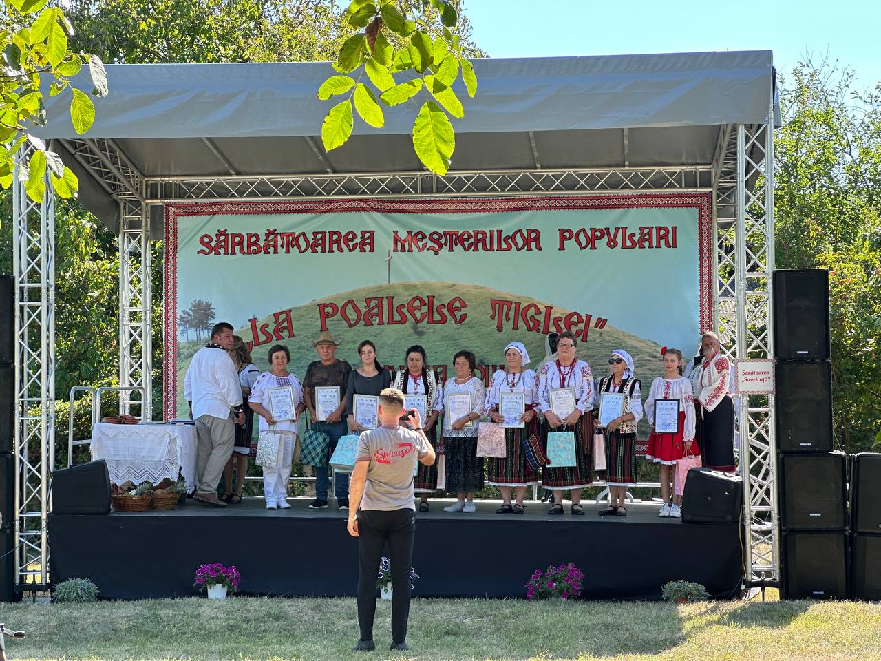 FOTO// Festivalul „La Poalele Țiglei” 2025. Văsieni a găzduit ediția a XVIII-a a Sărbătorii Meșterilor Populari de Adormirea Maicii Domnului