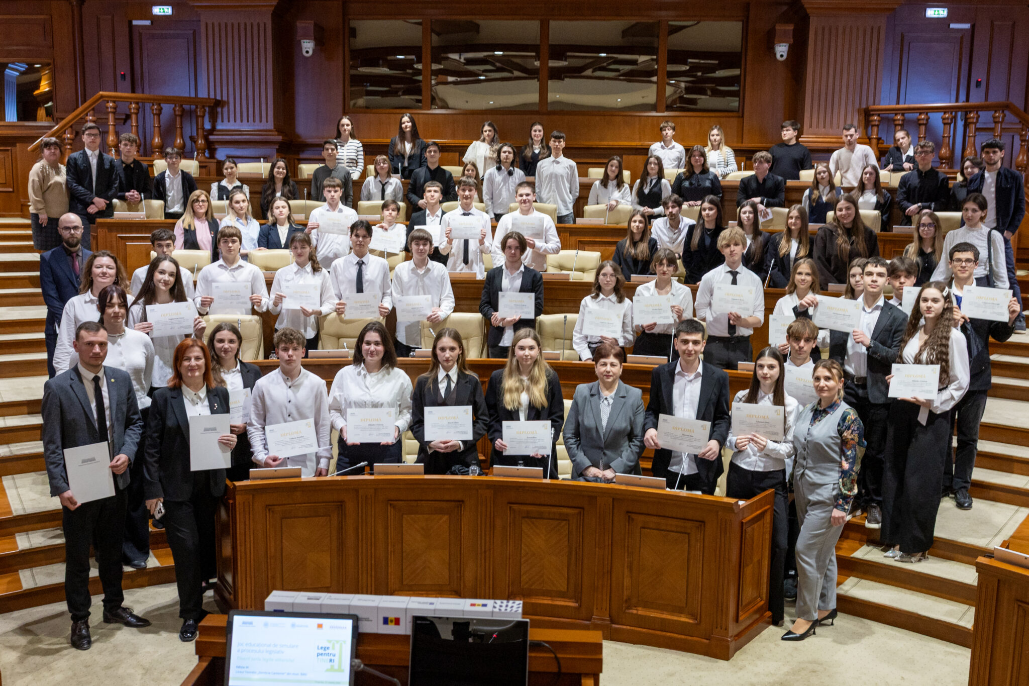 Peste 70 de elevi din instituțiile de învățământ din Republica Moldova au participat la jocul educațional de simulare legislativă „LEGE pentru TINE(ri)