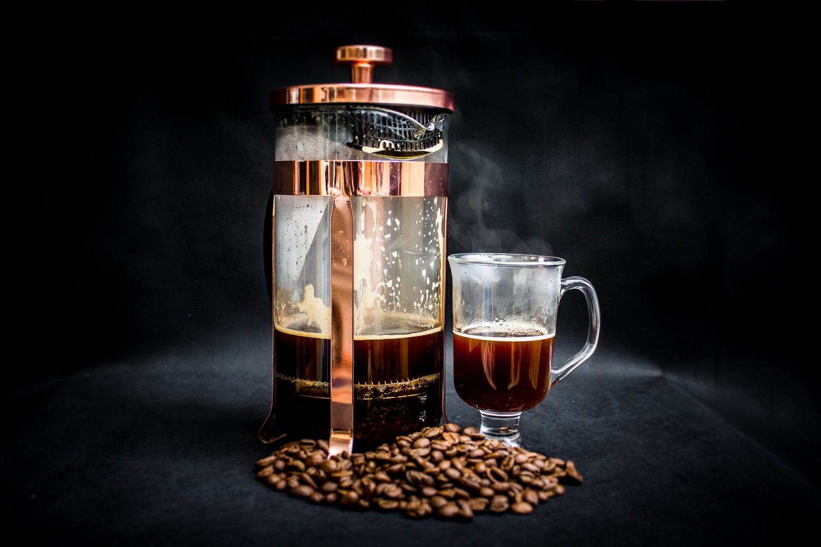 Câte cafele poți bea fără să-ți pui inima în pericol? Cardiologii au stabilit limita zilnică